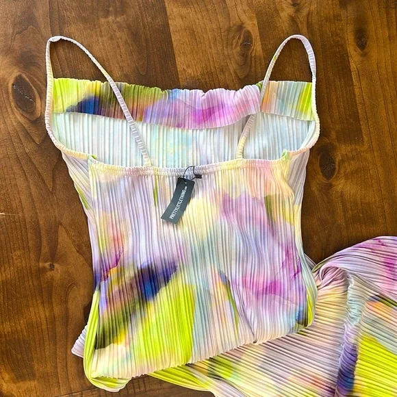 PrettyLittle Thing PLUS SIZE Lilac Watercolor Pisse Maxi Dress - Picture 3 of 5